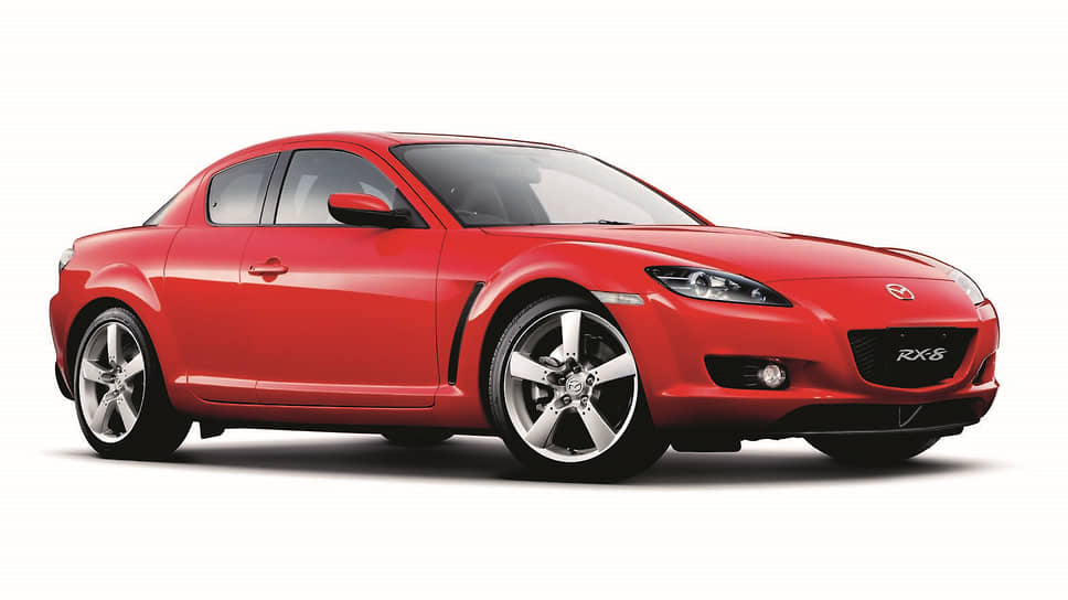 MAZDA RX-8 выпускали с февраля 2003 по июнь 2012 года и сделали 193 094 экземпляра. Ее заднее сиденье рассчитано на двоих взрослых, и для доступа туда появились дополнительные створки, которые можно распахнуть, когда открыты основные двери