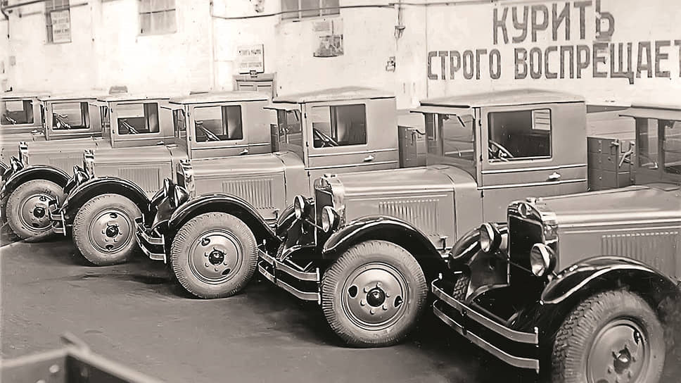 Основной моделью завода имени Сталина был трехтонный грузовой автомобиль ЗИС-5 — дальнейшее развитие АМО-2 и АМО-3. Грузовик АМО-2 представлял собой американский Autocar, собиравшийся из импортных комплектующих с 1930 по 1931 год