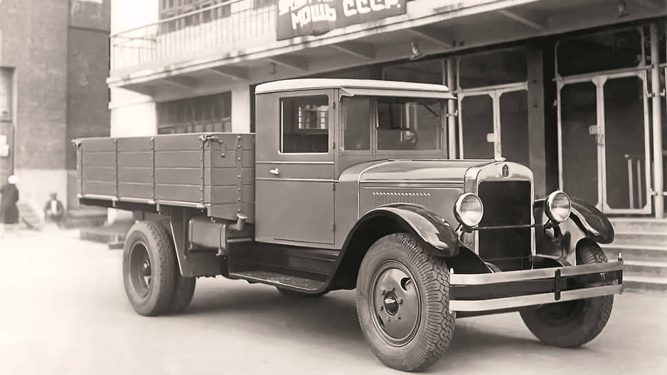 На основе ЗИС-5 было разработано 25 модификаций, из них 19 дошли до производства. С учетом предшественника АМО-2 и последней модификации УралЗИС-355М фактически один и тот же грузовик выпускался с 1930 по 1965 год, то есть 35 лет