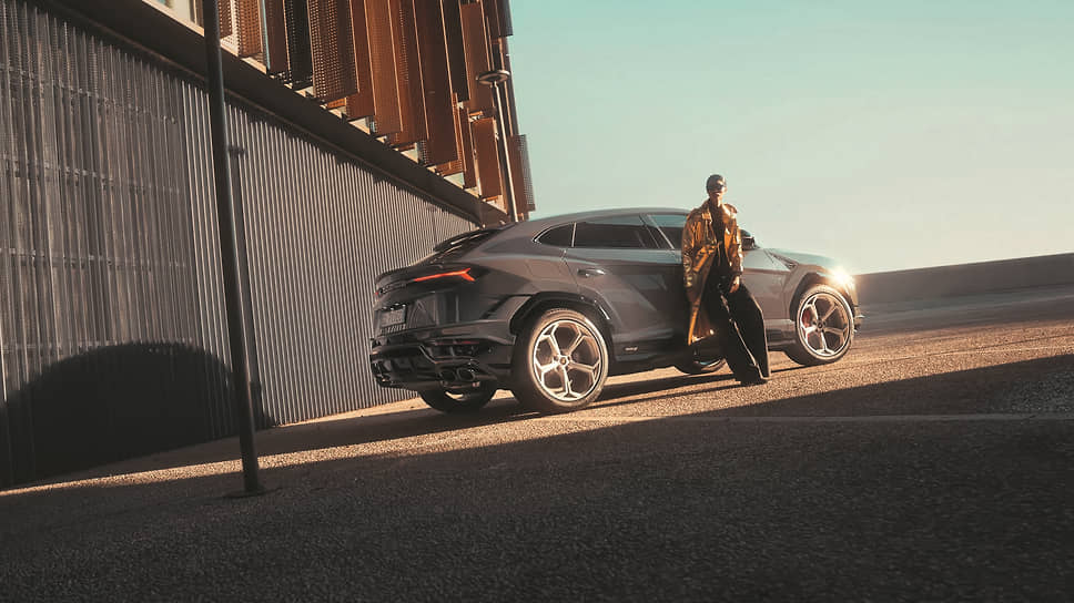 Lamborghini, как и прежде, законодатель мод в области цветов и материалов отделки. Марка предлагает выбрать из шести десятков оттенков оформления экстерьера. А также подскажет, какой должна быть кожа внутри 