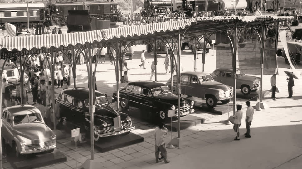Бамбуковый навес на выставке в городе Ухань. Под навесом стоят ГАЗ-М20 «Победа», ЗИС-110, ЗИМ, ГАЗ-М72 и «Москвич-402». Двухцветную «Победу» уже поменяли на одноцветную, но еще второй, а не третьей серии, запущенной в производство в 1955 году