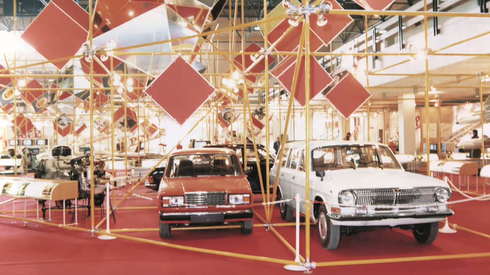 Торгово-промышленная выставка СССР в Пекине, прошедшая в 1985 году. Представлены две «Волги» — черная «министерская» ГАЗ-3102 и белый универсал ГАЗ-24-10, а также красный ВАЗ-2107. Переднеприводной «восьмерки» нет, как и в прошлом году, ее привезут только в 1987 году, но не в Китай, а в Северную Корею