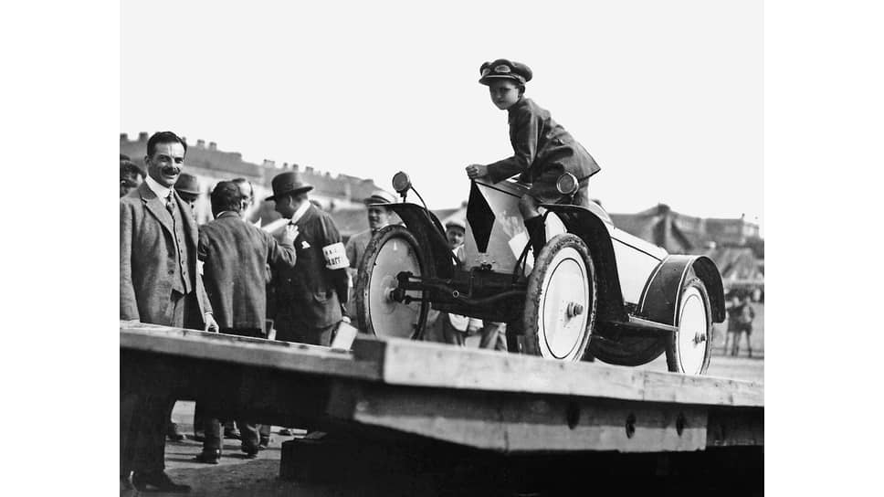 Ферри Порше рядом с построенным его отцом автомобилем «Козлик». Вена, 1921 год