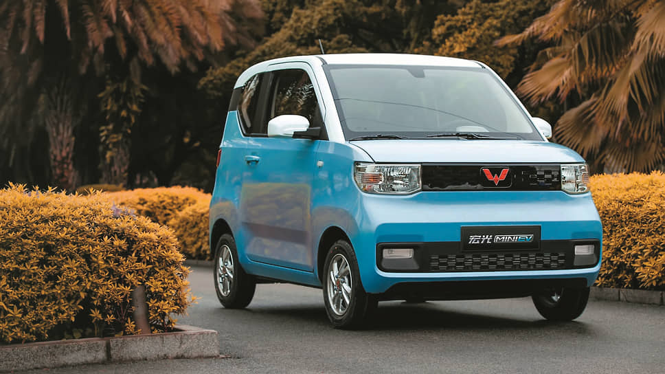 По габаритам Wuling Mini EV немного короче «Оки», зато превосходит ее по ширине и высоте. Кроме того, в Китае выпускаются различные версии данного автомобиля — более крупный вариант под названием Gameboy, а также кабриолет Mini EV Cabrio