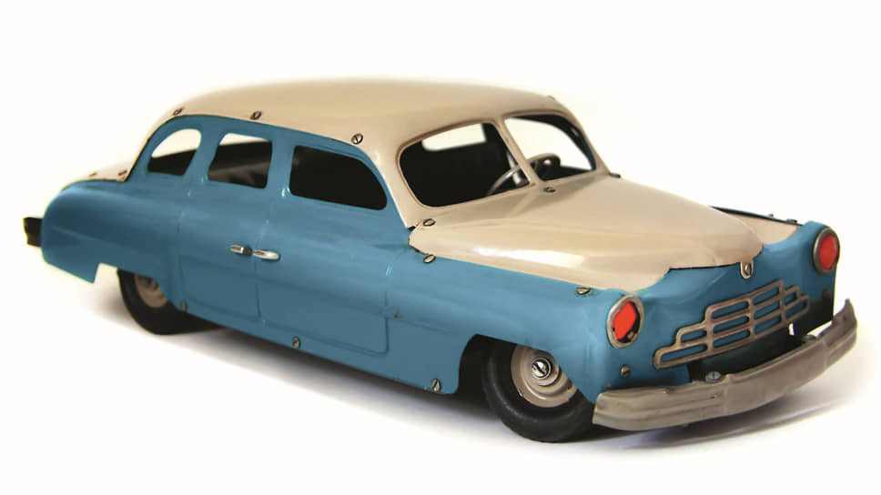 «Взрослый» ЗИМ выпускался с 1950 по 1959 год, причем в 1957 году автомобиль поменял свое название на ГАЗ-12, что было вызвано разоблачением антипартийной группы, в которую входил и Молотов, чье имя носил Горьковский автомобильный завод