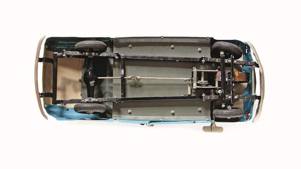Передняя подвеска автоконструктора выполнена на продольных рессорах, что не соответствует настоящему ЗИМу, где применялась пружинная с рычагами. Вместо гипоидного редуктора заднего моста — обычный