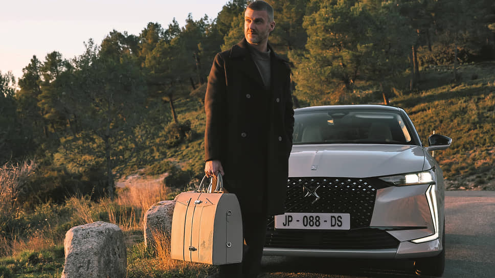 Для создания Esprit De Voyage бренд DS сотрудничал с компанией La Malle Bernard, французским производителем очень дорого багажа. Содержимое гастрономического сундука разрабатывал шеф-повар Жюльен Дюма, как раз обладатель звезды Мишлен