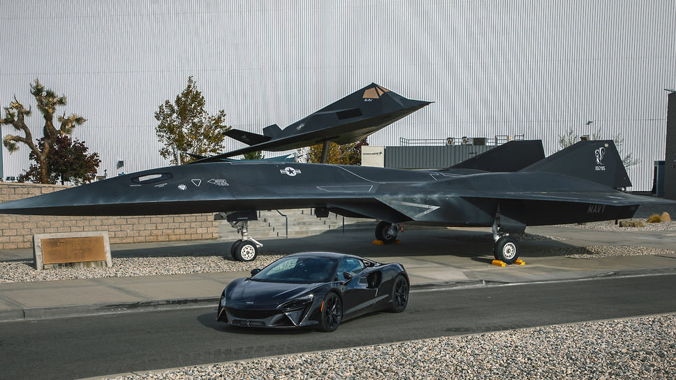 McLaren Artura, Lockheed F-117 Nighthawk и Darkstar из фильма Top Gun: Maverick