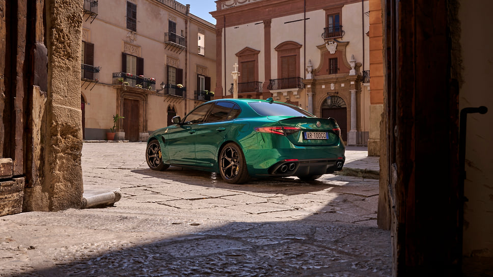 Alfa Romeo Giulia Quadrifoglio 100th Anniversario