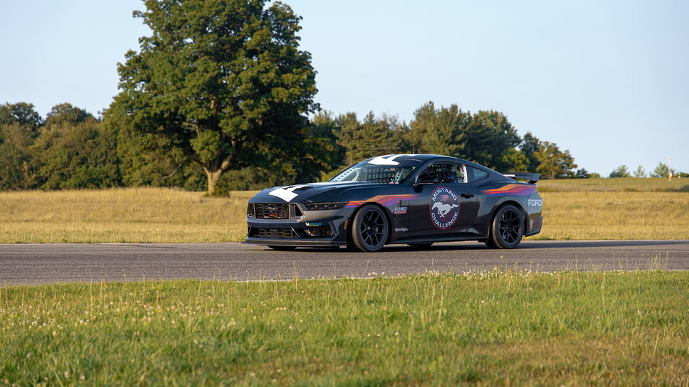Ford Mustang Dark Horse R 