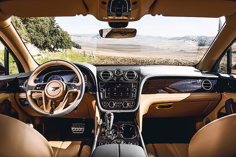 Заказчики могут выбрать одну из трех различных аудиосистем для Bentayga: Bentley Standard Audio, Bentley Signature Audio и Naim for Bentley Premium Audio Последняя систем – самая мощная в своем сегменте: 1950 Вт мощности и 18 динамиков, а также супертвитеры, воспроизводящие сверхвысокие частоты.