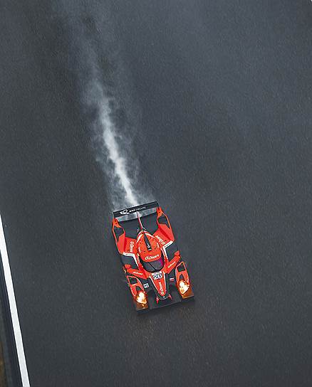 Гоночный автомобиль Ligier JS P2, на котором выступают пилоты G-Drive Racing, сконструирован французской компанией Onroak Automotive в партнерстве с бывшим французским регбистом и гонщиком Ги Лижье. Длина прототипа – 4610 мм, вес – около 90 кг. Оснащается 3,5-литровым двигателем V6 и шестиступенчатой механической трансмиссией Xtrac.