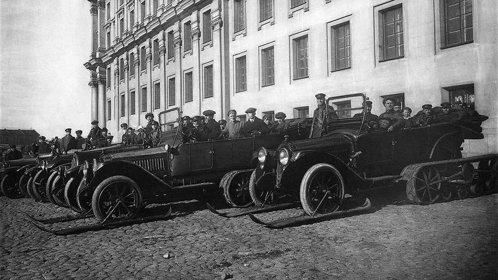 Автосани на шасси американских Packard, изготовленные на Путиловском заводе. Снимок сделан на рубеже 20-х годов в Петрограде, на Биржевой линии. Точно такие же вездеходы на заводе изготовили для Владимира Ильича Ленина в 1919 году по его непосредственному указанию
