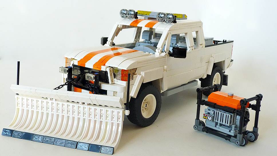 Модель Toyota Tacoma Snowplow из Lego