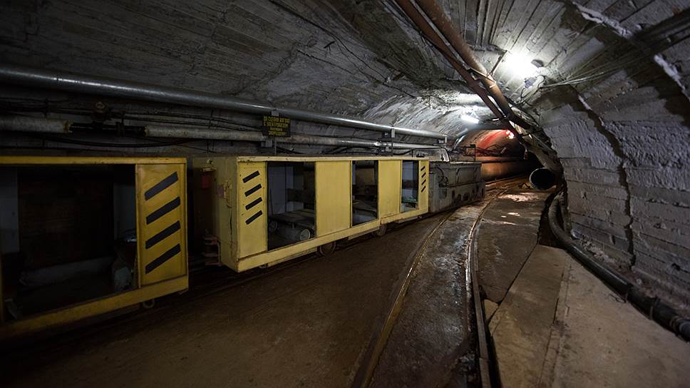 Подземные сооружения нейтринной обсерватории находятся в двух тоннелях под горой Андырчи,  проложенных московскими метростроевцами в конце 70-ых годов, их эквивалентная глубина составляет от 100 до 4800 м водного эквивалента