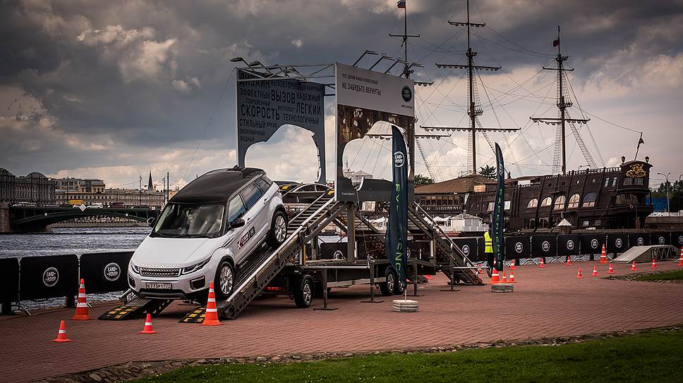 На международном уровне Land Rover поддерживает парусный спорт с 1988 года и уже несколько лет является партнером Extreme Sailing Series и даже выставляет в гонках собственную команду Land Rover BAR academy. Коллектив Land Rover BAR Academy — самый молодой на регате. Он был сформирован лишь в начале 2016 года в рамках инициативы компании Jaguar Land Rover по поддержке начинающих яхтсменов и развитию парусного спорта. Для участия в Extreme Sailing Series были отобраны 12 молодых спортсменов. Руководство команды доверено Сэру Бену Эйнсли, легендарному яхтсмену, который выигрывал медали на всех летних Олимпийских играх с 1996 по 2012 годы