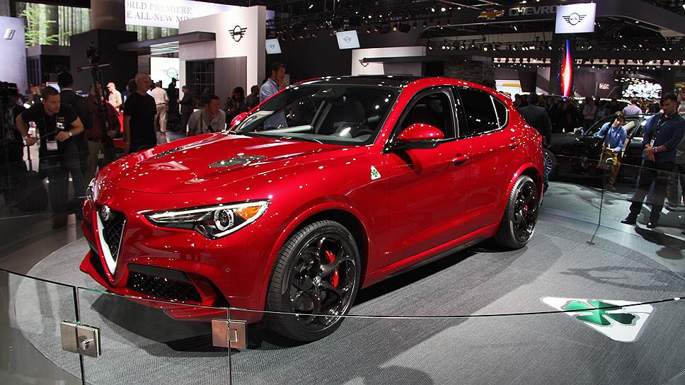 Alfa Romeo Stelvia. Первый кроссовер итальянской марки многих откровенно разочаровал. Тяжелый на вид, с явным перегрузом деталями, совсем небольшим дорожным просветом и не слишком заметными родовыми чертами — убери знаменитый «клюв» и четырехлистник на крыле, и на машину можно прицепить любую эмблему — автомобиль обладает по сути всего одним козырем — двигатель развивает 510 л.с.