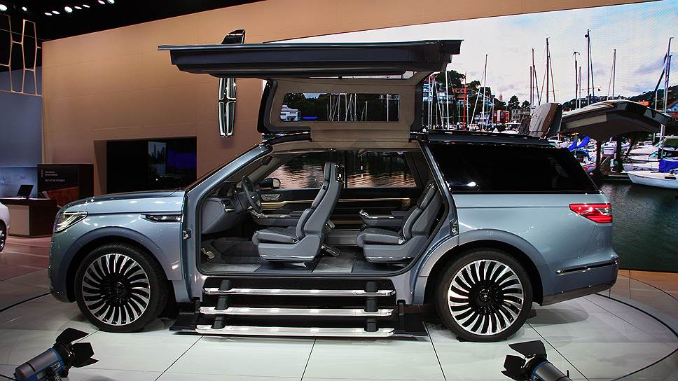 Lincoln Navigator Concept Studio Exteriors. Это чудо техники уже показывали полгода назад на автосалоне в Нью-Йорке, но он по-прежнему приковывает к себе взгляды — боковая дверь, открывающаяся как створка морского парома, почти корабельный трап…