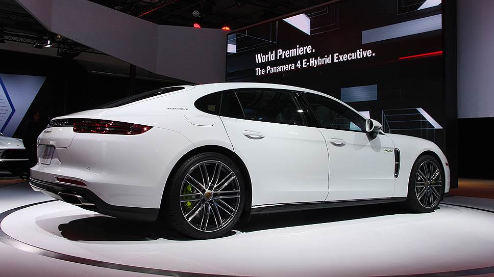 Porsche Panamera 4 E-Hybrid Executive. Немецкая компания показала, что роскошь может быть щадящей по отношению к окружающей среде. Премьеру автомобиля посетила Мария Шарапова, (в кадр не попала) которая снова является бренд-амбассадором Porsche