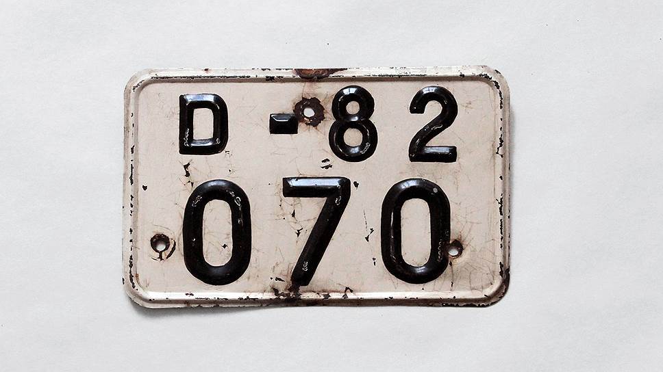 Новый задний номерной знак для дипломатических автомобилей был введен в 1967 г. В верхней строке он имел однобуквенное обозначение серии маленькой латинской буквой &quot;D&quot;, за ним маленькие две цифры кода страны. Существовал до 1981 года
