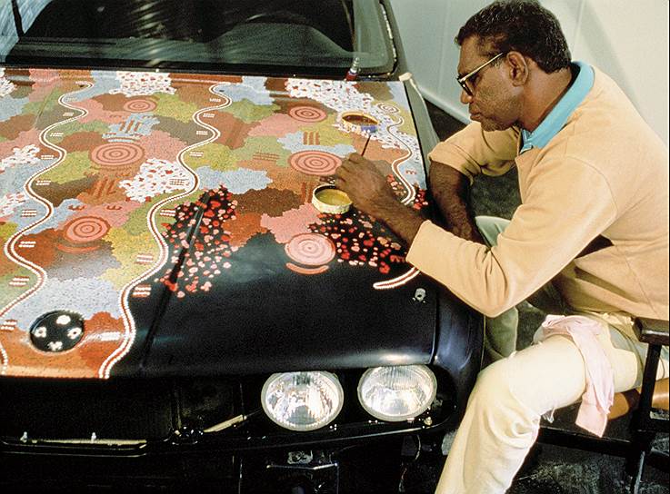 Майкл Джагамара Нельсон у своего дедушки обучился технике древнего рисунка австралийского племени Папуния, на основе которой он создал свой собственный узнаваемый стиль в живописи. Художник расписал в 1989 году BMW M3 Group A, работа заняла семь дней. Рисунок кажется абстрактным, но пытливый глаз отыщет тут кенгуру, опоссума, муравьев и эму