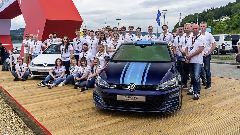 Две команды сотрудников Volkswagen, создавшие Golf GTE Variant impulsE и Golf GTI First Decade