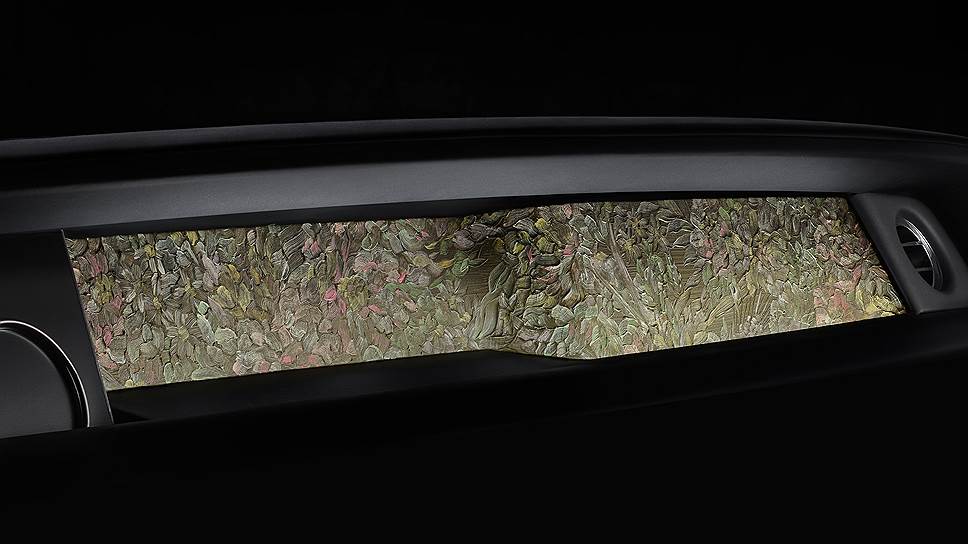 Эта картина маслом живописца Лянь Ян Вэя, вписанная в пространство передней панели автомобиля, изображает английскую возвышенность Саут-Даунс осенью