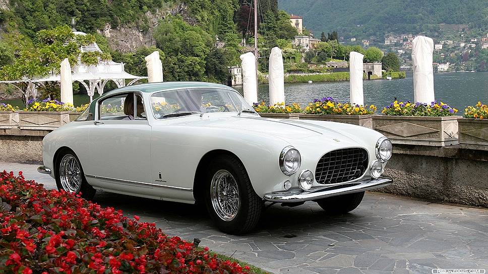 1955 Ferrari 250 Europa GT — еще один из 70 замечательных суперкаров, представленных на Pebble Beach Concours d&#39;Elegance в честь семидесятилетия бренда. Модели серии 250 Europa считаются первыми серийными образцами «конюшни». Всего было создано 18 таких автомобилей. Их владельцами в разное время были актриса Ингрид Бергман, кинорежиссёр Роберто Росселлини, король Бельгии Альберт II.