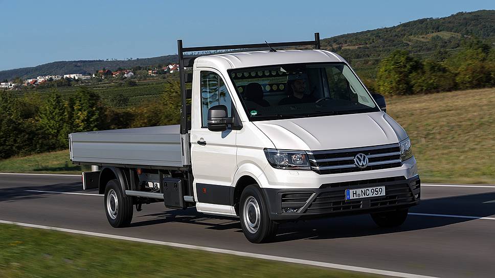 Предыдущий Volkswagen Crafter появился в 2006 году и был двойником Mercedes-Benz Sprinter. Нынешнее поколение модели создано собственными силами VW c чистого листа