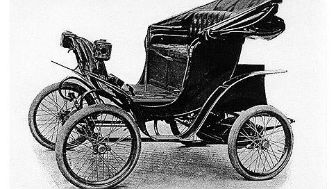 Британский журнал The Autocar в номере от 25 мая 1901 года поместил это фото с подписью «автомобиль королевы». И у этого электромобиля есть своя загадка: на фото колеса со стальными спицами, хотя королеве Александре доставили машину с деревянными спицами