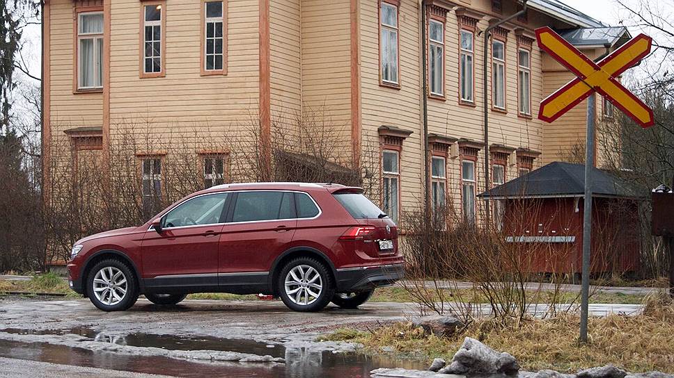 Tiguan поддерживает исключительно здоровые и безопасные амбиции. Бодро ускоряется и поворачивает на разрешенных скоростях, выручает полным приводом на плохо почищенных дорогах. И никакого экстрима, только трезвый расчет