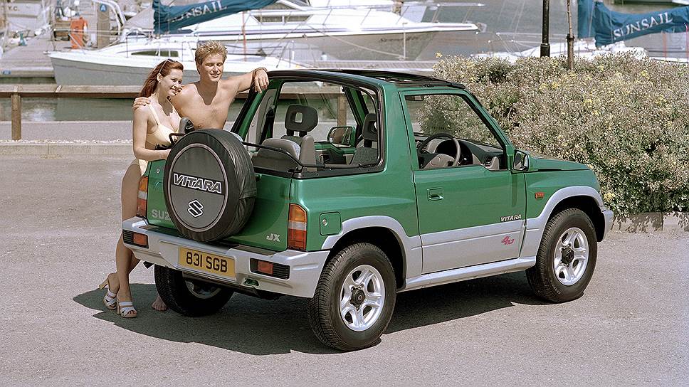 Фото Suzuki Vitara Cabrio из пресс-папки тех лет: модель с большой грудью рядом со светловолосым мужчиной — и никаких «бруталов» с «анорексичками». Машина праворульная и с британскими номерами – в Соединенном Королевстве внедорожник также продавался под именем Vitara.