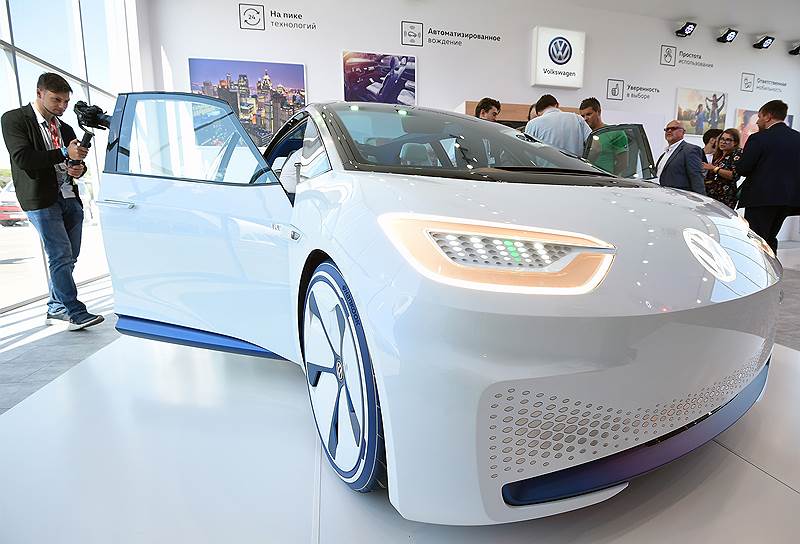 Электрохэтчбек Volkswagen I.D с функцией автопилота был показан еще в 2016 году в Париже, теперь автомобиль добрался и до России. Его особенность  — практически однообъёмный кузов с коротким капотом и отсутствие выступающих частей. Для доступа в автомобиль используется смартфон