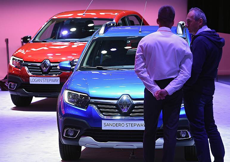Renault также представила новые &quot;внедорожные&quot; Logan Stepway и Sandero Stepway. Главные их отличия — новая оптика со светодиодными дневными ходовыми огнями и увеличенный до 194 мм клиренс