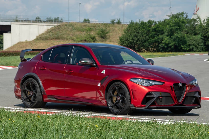 &lt;b>Alfa Romeo Giulia GTA&lt;/b>. Впервые за 20 лет итальянский бренд выпустил модель из экстремальной линейки GTA. На базе 510-сильного седана Giulia Quadrifoglio был создан 540-сильный Giulia GTA с агрессивным обвесом, разработанным гоночной командой Формулы-1 Sauber. Кому мало и этого — есть монструозная трековая версия Giulia GTAm. Давно у Alfa Romeo не было подобных новинок.
