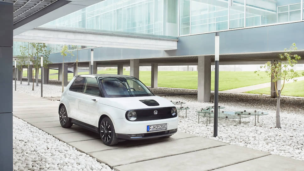 Немецкий автомобиль года выбирается жюри из двух десятков местных журналистов и экспертов, которые тестируют все новые автомобили, продающиеся на немецкоязычных рынках. Звание «Автомобиль года в Германии» в 2021 году получил Honda e. 
