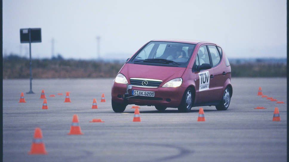 6 марта 1997 года на Женевском автосалоне состоялась премьера Mercedes-Benz А-Класса, необычной для немецкой премиум-марки субкомпактной модели. В автомобиле были применены более двадцати технических решений, ранее не встречавшихся в этом сегменте. Главным среди них была конструкция каркаса кузова, основанная на принципе сэндвича, которая эффективно поглощала лобовой удар, обеспечивая высокий уровень безопасность пассажиров такого маленького автомобиля. Однако в том же году, 21 октября, автомобиль не прошел так называемый «лосиный тест» и перевернулся при резком маневрировании на скорости около 65 км/ч. 11 ноября Mercedes-Benz остановил производство автомобиля и возобновил его только 26 февраля 1998 года после внесения в конструкцию модели необходимых изменений