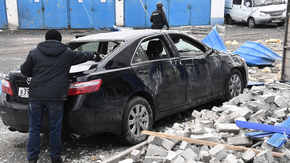 Последствия обстрела в автохозяйстве Областного Совета Профсоюзов в Донецке