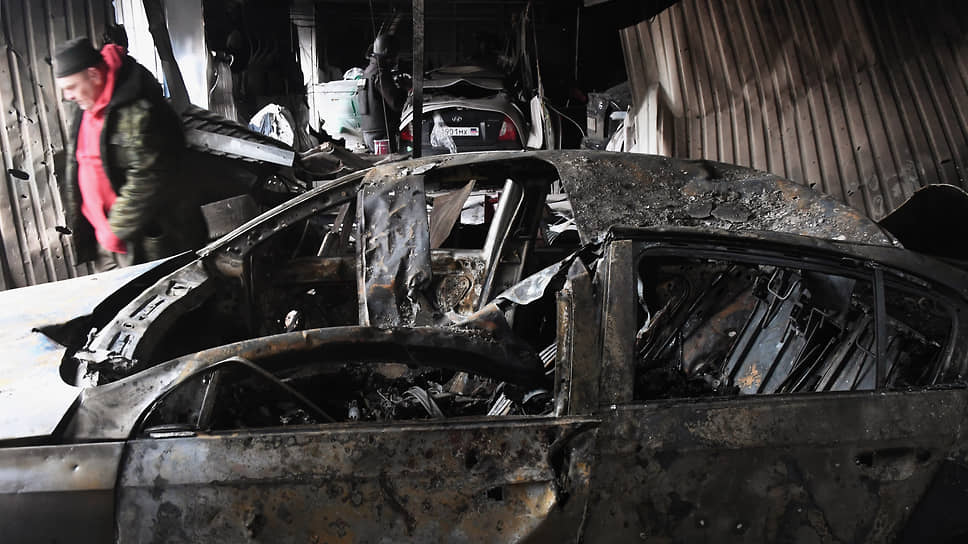 Сгоревший автомобиль в автосервисе Донецка