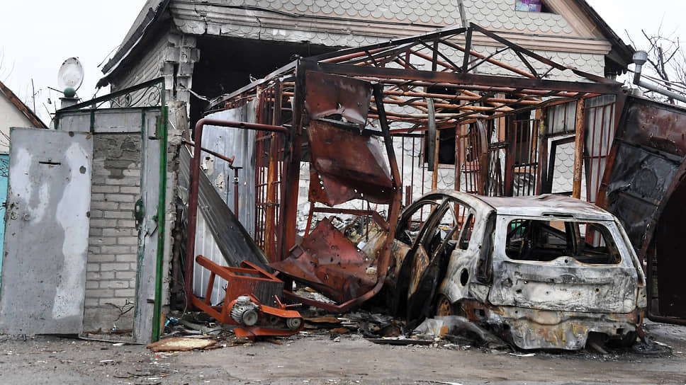 Разрушенный после обстрела частный дом в Левобережном районе Мариуполя
