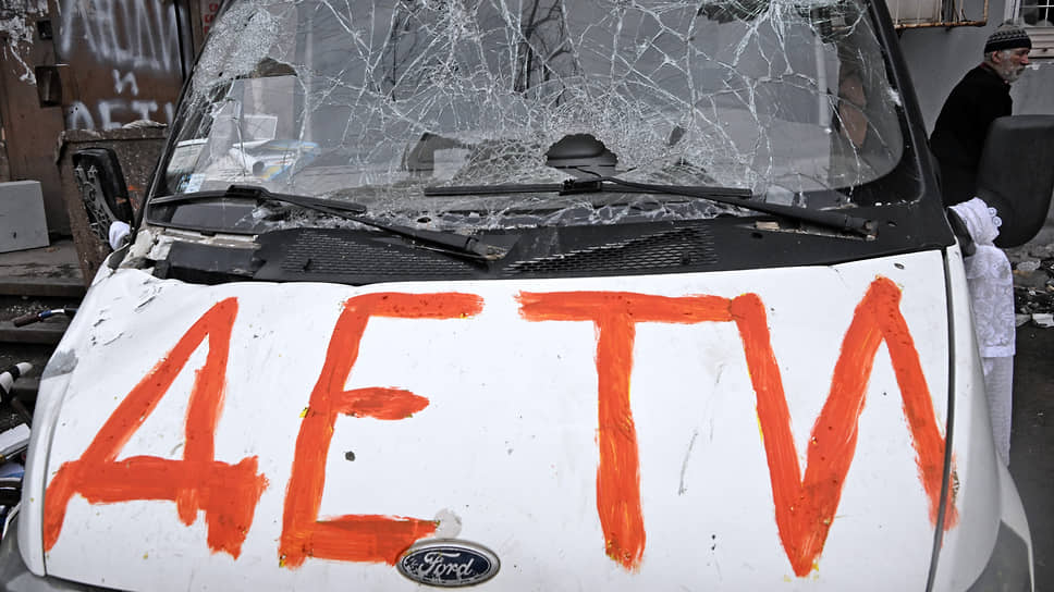 Надпись «Дети» на разбитом автомобиле