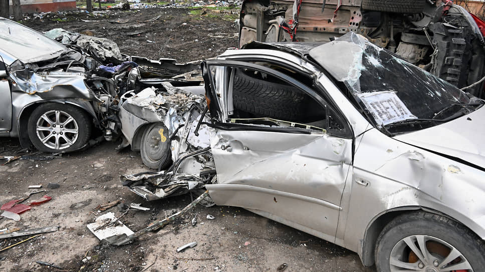 Разрушенные после обстрела автомобили на парковке в Левобережном районе Мариуполя