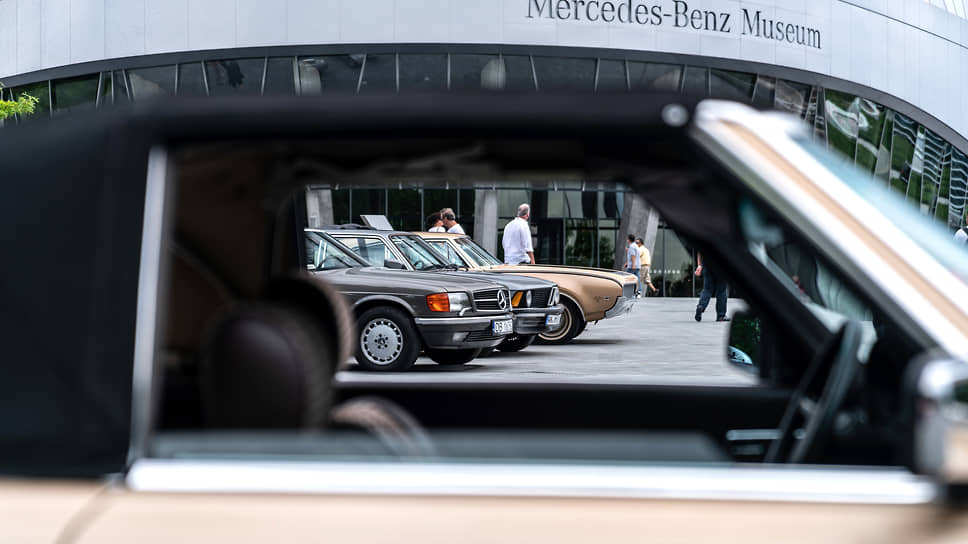 В Штутгарте возобновлены встречи владельцев классических автомобилей перед музеем Mercedes-Benz