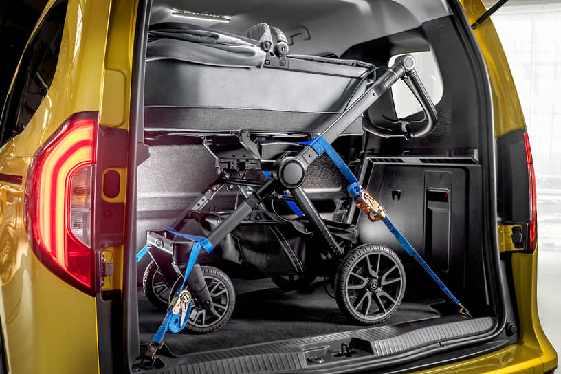 Компания Mercedes-Benz представила новую модель — T-Class, в багажном отделении которой можно перевозить детскую коляску в собранном виде