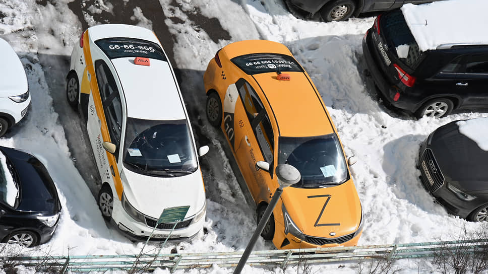 Автомобиль «Яндекс.Такси», припаркованный во дворе дома
