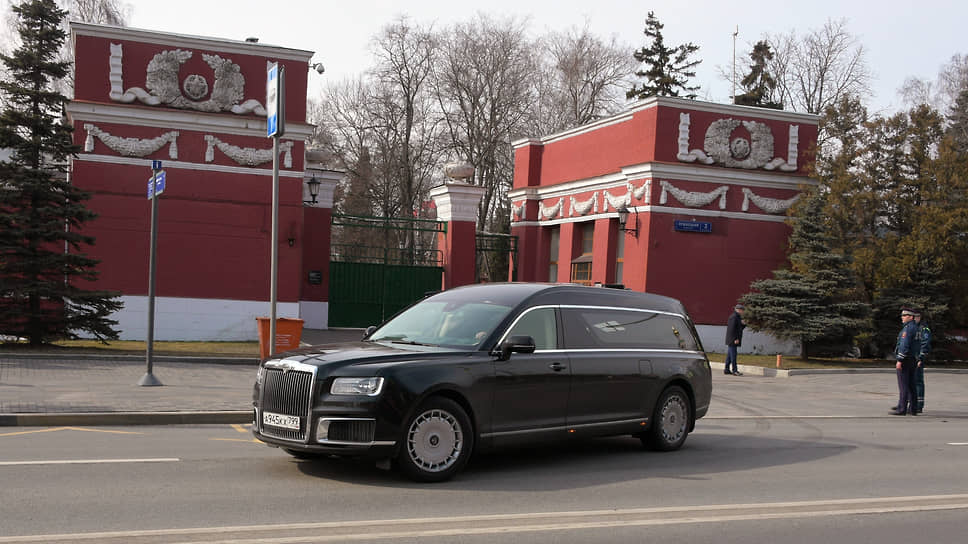 Похороны Владимира Жириновского, гроб с телом которого был доставлен на Новодевичье кладбище в траурном универсале Aurus Lafet