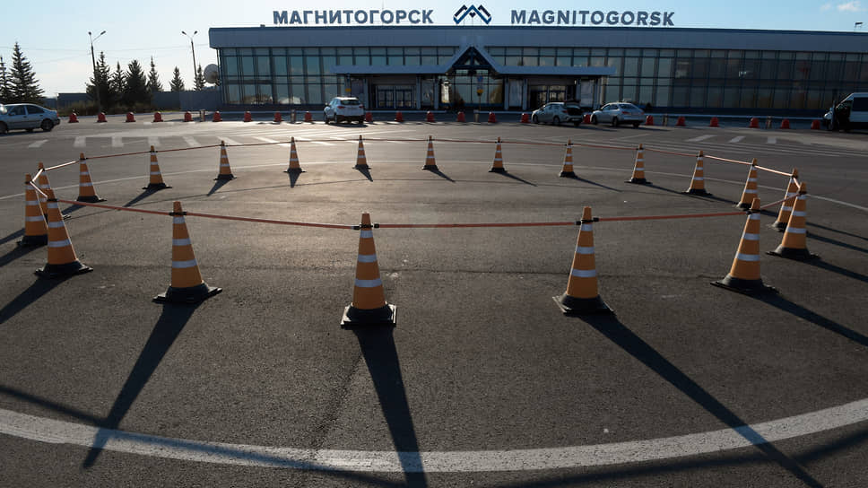 Автомобильная парковка перед зданием аэропорта Магнитогорска