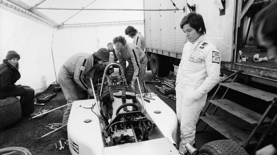 27 апреля 1975 года впервые в истории гонки Формулы 1 зачетные очки набрала женщина. Ей стала гонщица Лелла Ломбарди. Это была всего лишь вторая гонка в ее карьере в этом классе, на первом этапе чемпионата в ЮАР она не смогла финишировать. Гран-при Испании, проходивший на трассе Монтжуик, был остановлен на 29-м круге посла аварии, в результате которой погибло пять зрителей. На момент остановки соревнования Ломбарди занимала шестое место. Она до сих пор остается единственной женщиной, сумевшей набрать очки в гонках Формула 1.