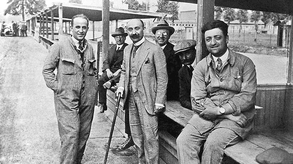 28 апреля 1876 года родился автоконструктор и промышленник Никола Ромео. В 1915 году он приобрел доминирующую долю миланской компании A.L.F.A., выпускающей автомобили, став спустя три года единственным ее владельцем и добавив в название собственную фамилию. На фото: Никола Ромео (в центре) со своим лучшим гонщиком Энцо Феррари (справа) в Монце, 1923 год.