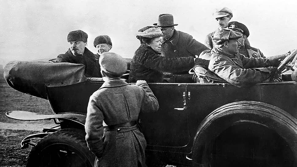 1 мая 1918 года на Ходынском поле проходил первый военный парад Красной Армии. Владимир Ильич Ленин прибыл на мероприятие вместе с женой и сестрой в автомобиле Renault из бывшего Императорского гаража, что было засвидетельствовано кинооператором Петром Новицким. На фото: кадр из кинохроники. 